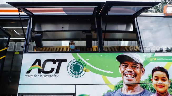 Petugas menyiapkan makanan di dalam ACT Humanity Food Bus di Cipete Utara, Jakarta Selatan, Jumat (29/4/2022). [Suara.com/Alfian Winanto]