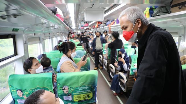 Setelah Bus, Hari Ini Ganjar Lepas 320 Pemudik dengan Kereta