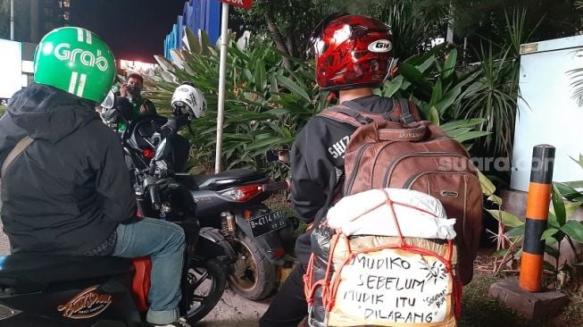 Kata-kata Kreatif hingga Nyeleneh Takut Ditanya Kawin Nempel di Motor Pemudik. (Suara.com/Umay)