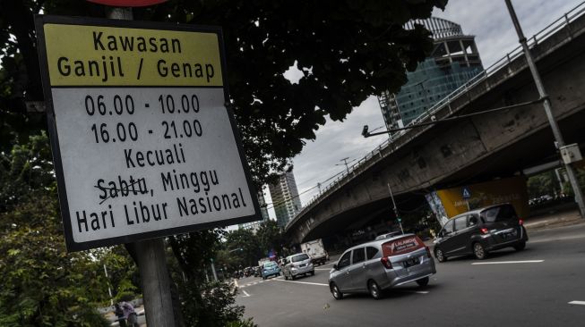 Kendaraan melintas di Jalan Letjen S Parman, Jakarta, Jumat (29/4/2022). ANTARA FOTO/Aprillio Akbar