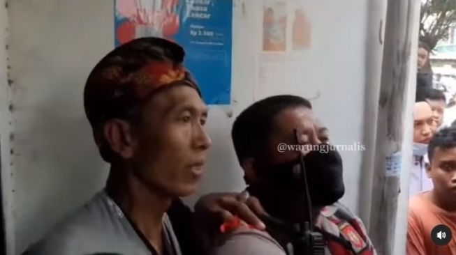 Seorang anggota polisi dari Polsek Cakung, Aipda Alim, diamuk massa setelah mengamankan jambret di Jalan Dr Rajiman, Cakung, Jakarta Timur pada Jumat (29/04/2022) siang. [Tangkapan layar Instagram @warungjurnalis]
