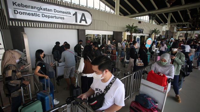 Calon penumpang antre masuk ke dalam Terminal 1 A Bandara Soekarno Hatta, Tangerang, Banten, Jumat (29/4/2022).  ANTARA FOTO/Muhammad Iqbal