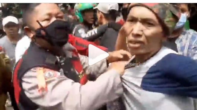 Seorang polisi menjadi korban penganiayaan saat mengamankan pelaku jambret di Jalan Dr Rajiman, Cakung, Jakarta Timur, pada Jumat(29/04/2022) siang tadi.  (Tangkap layar)