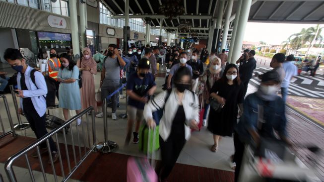 Calon penumpang antre masuk ke dalam Terminal 1 A Bandara Soekarno Hatta, Tangerang, Banten, Jumat (29/4/2022).  ANTARA FOTO/Muhammad Iqbal