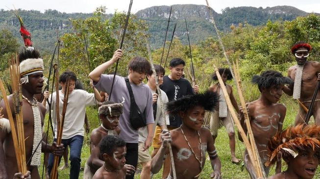 Potret Jerome Polin dan Waseda Boys di Papua (Instagram/@jeromepolin)