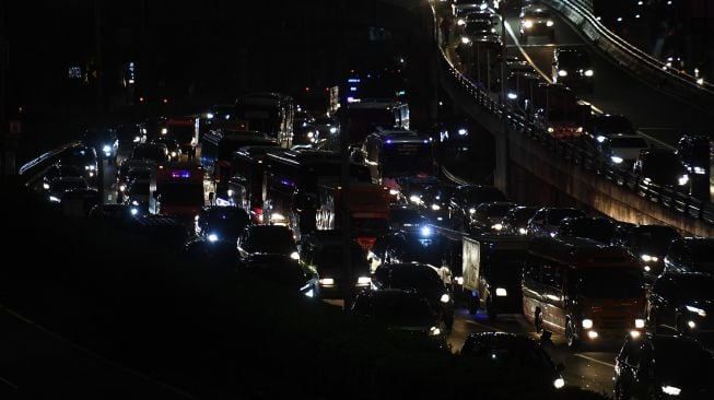 Sejumlah kendaraan melintas di Jalan Tol Dalam Kota, Jakarta, Kamis (28/4/2022).  ANTARA FOTO/Hafidz Mubarak