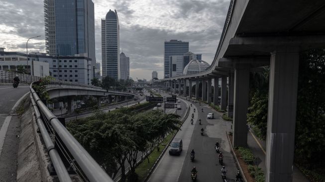 Kendaraan melintas di Jalan Letjen S Parman, Jakarta, Jumat (29/4/2022). ANTARA FOTO/Aprillio Akbar
