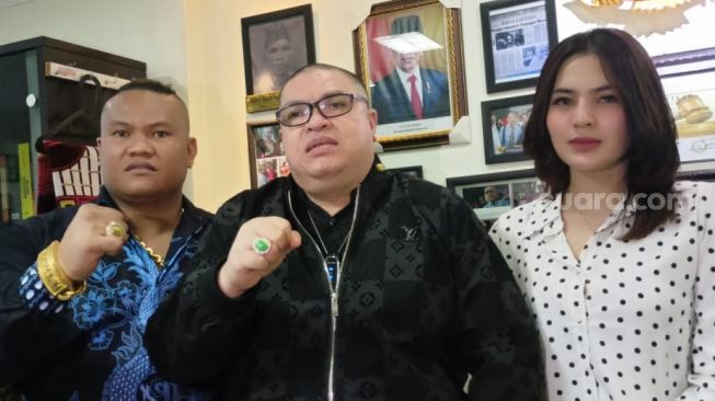 Iqlima Kim bersama pengacaranya, Razma Arif Nasution (tengah) menggelar konferensi pers terkait kasus pelecehan seksual yang dilakukan pengacara kondang Hotman Paris Hutapea. [Rena Pangesti/Suara.com]