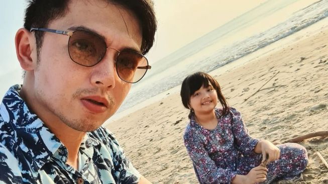 Potret Nicky Tirta Momong Putrinya (instagram/@nickytirta)