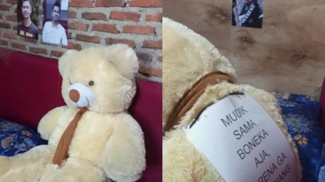 Tangkapan layar boneka yang dibonceng pria saat mudik berada di kamar rumah. [Ist]