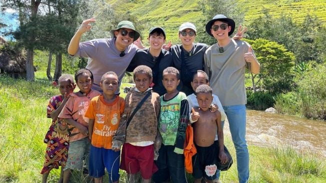 Potret Jerome Polin dan Waseda Boys di Papua (Instagram/@jeromepolin)