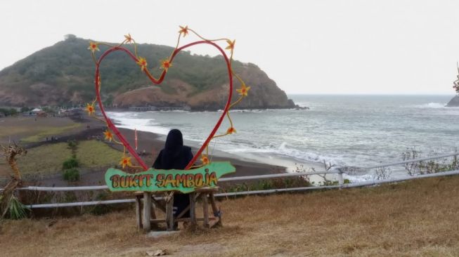 Menikmati Indahnya Lautan yang Biru di Atas Bukit Samboja Jember