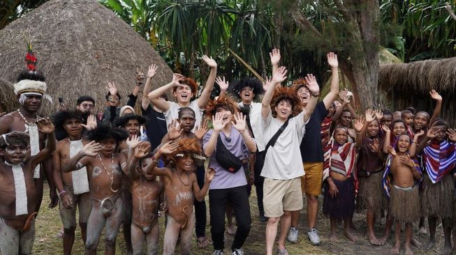 Potret Jerome Polin dan Waseda Boys di Papua (Instagram/@jeromepolin)