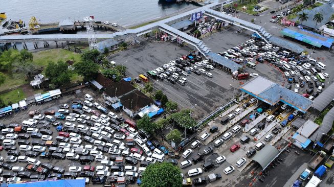 Foto udara kendaraan pemudik yang diarahkan ke kantong parkir pos kargo sebelum memasuki area Pelabuhan Gilimanuk di Jembrana, Bali, Jumat (29/4/2022).  ANTARA FOTO/Fikri Yusuf
