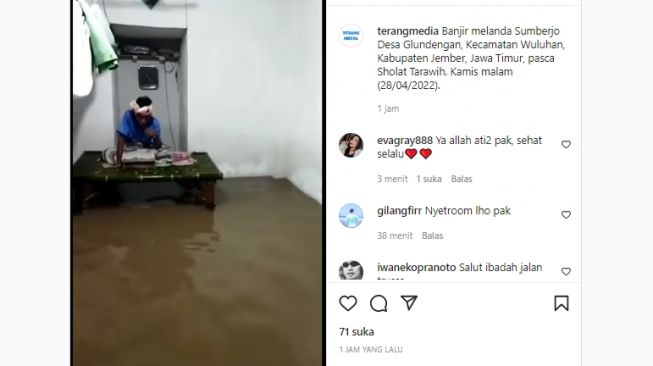 Tak Peduli Musala Kebanjiran, Pria di Jember Ini Tetap Khusyuk Tadarusan