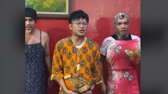 Ngakak, Viral Aksi Sekumpulan Bapak-bapak Pakai Dress Code Daster untuk Buka Bersama