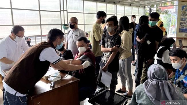 Ratusan Pemudik di Terminal Cicaheum Bandung Lakukan Ini Biar Hemat Ongkos