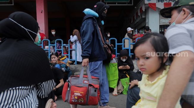 Sejumlah calon penumpang menunggu kedatangan bus di Terminal Kampung Rambutan, Jakarta, Sabtu (30/4/2022). [Suara.com/Angga Budhiyanto]