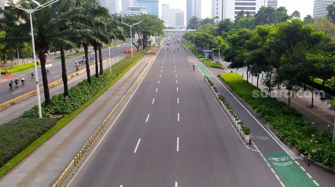 Suasana di Jalan Sudirman, Jakarta, Sabtu (30/4). [Suara.com/Oke Atmaja]

