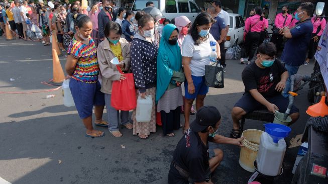 Warga antre membeli minyak goreng curah pada Gebyar 2 Ton Minyak Goreng Curah di Terminal Tegal, Denpasar, Bali, Sabtu (30/4/2022).  ANTARA FOTO/Nyoman Hendra Wibowo