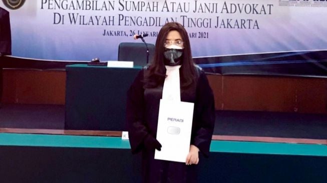 Artis yang juga berprofesi jadi pengacara (Instagram/@perempuanpanggung)