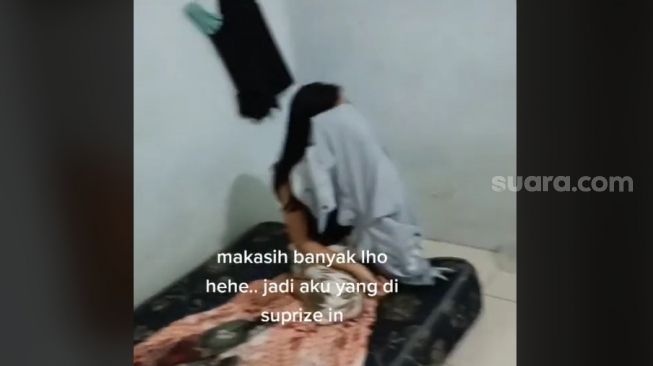 Video Viral! Mau Surprise Bawain Makanan Sahur ke Kost, Malah Pergoki Pacar Begituan dengan Cewek Lain