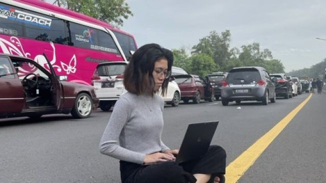 Deadline Mencekik saat Macet Mudik Lebaran, Wanita ini Viral karena Bekerja di Tengah Tol Cipularang