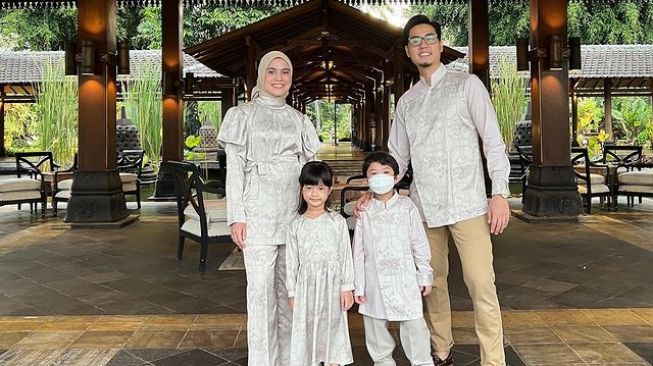  Inspirasi Seragam Lebaran Ala Artis (Instagram/@missnyctagina)