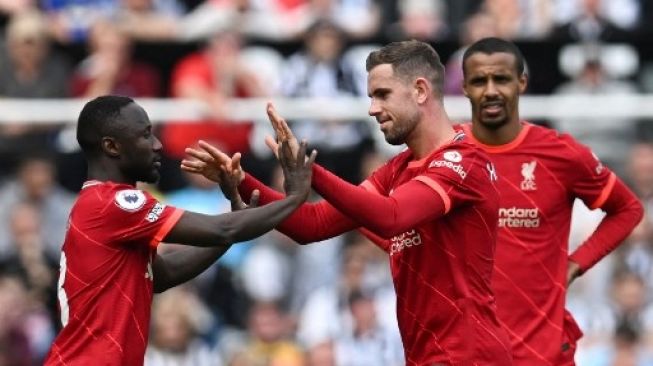 Pemain Liverpool Naby Keita rayakan golnya ke gawang Newcastle United dalam pertandingan Liga Inggris di St. James Park, Sabtu (30/4/2022). [AFP]