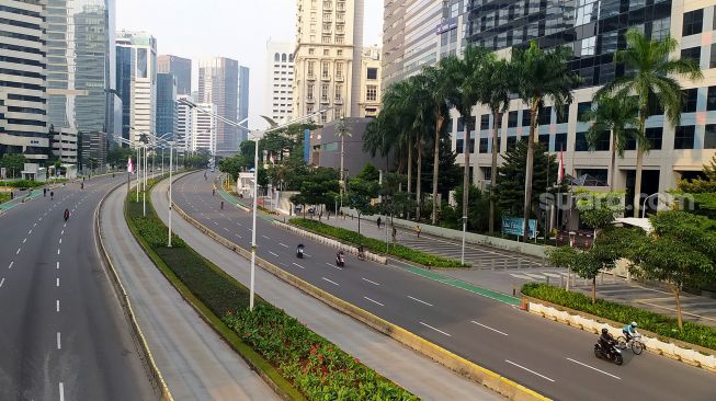 Suasana di Jalan Sudirman, Jakarta, Sabtu (30/4). [Suara.com/Oke Atmaja]

