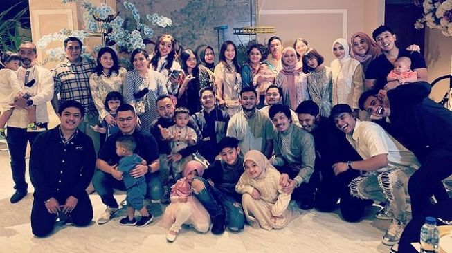   Potret Keluarga Anang Hermansyah dan Haji Faisal Buka Bersama (Instagram/@ashanty_ash)