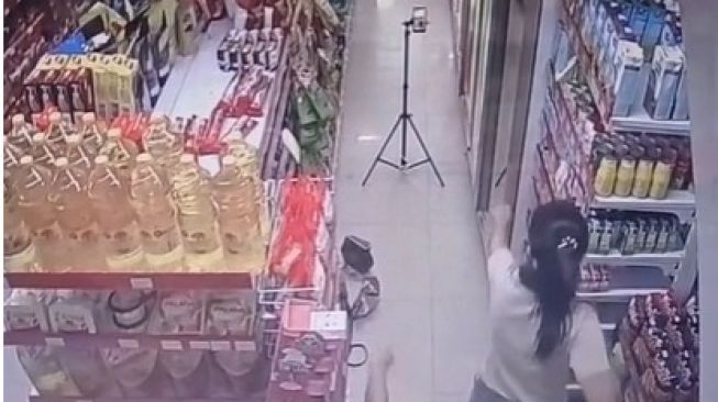 Viral, Dua Wanita Main TikTok di Alfamart yang Sedang Beroperasi, Warganet: Berani Banget Sampai Bawa Begituan