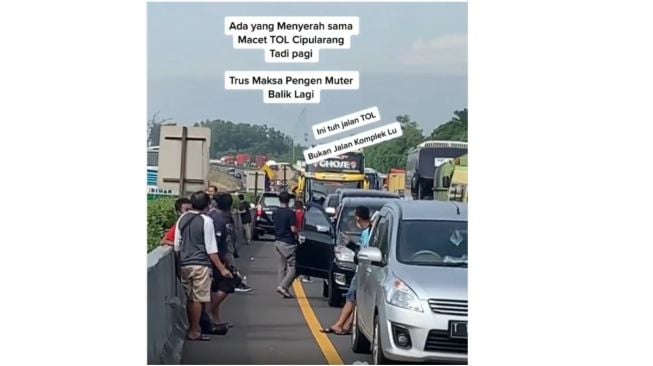 Pemobil memilih putar balik di Tol Cipularang karena tak kuat macet (Instagram)