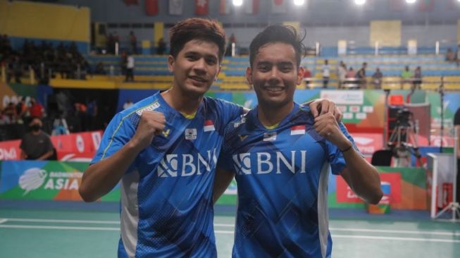 Ganda putra Pramudya Kusumawardana/Yeremia Erich Yoche Yacob Rambitan memastikan tempat di final Kejuaraan Asia 2022 setelah mengalahkan seniornya, yaitu Fajar Alfian/Muhammad Rian Ardianto di Manila, Sabtu. (dokumentasi PP PBSI)