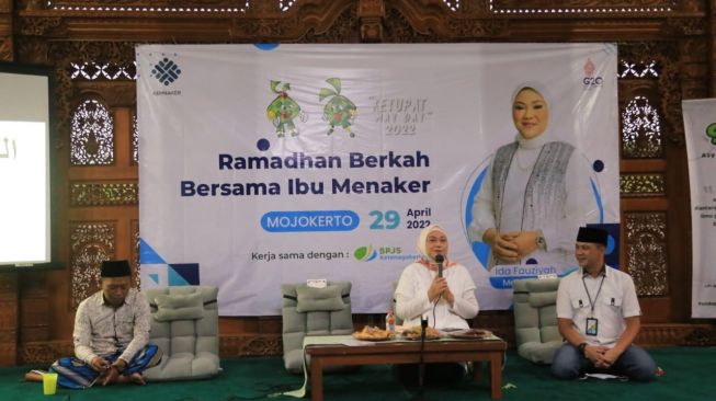 Sebagai Wujud Kepedulian di Bulan Ramadhan, Menaker Bagikan Paket Sembako di Mojokerto