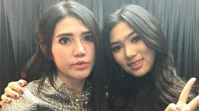 Artis Berwajah Mirip Tanpa Ikatan Darah. (Instagram/@viavallen)