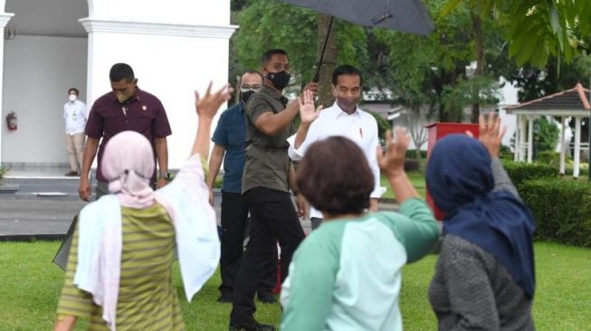 Presiden Joko Widodo (Jokowi) menyapa para warga yang antre sembako di Istana Kepresidenan Yogyakarta, Sabtu (30/4/2022). [Foto: Biro Pers Media dan Informasi Sekretaris Presiden]