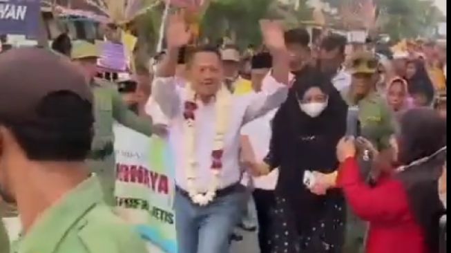 Joko Suranto, yang dijuluki Crazy Rich Grobogan, disambut meriah seperti presiden saat mudik ke kampung halamannya, Desa Jetis, Kecamatan Karangayung. [Instagram]