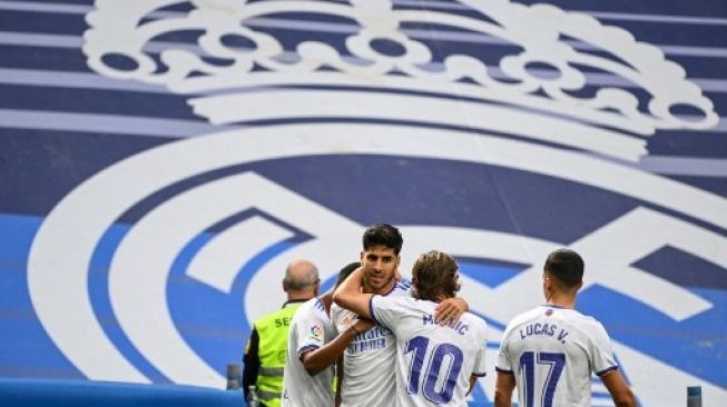 Pemain Real Madrid rayakan gol Marco Asensio ke gawang Espanyol dalam pertandingan pekan ke-34 Liga Spanyol di Santiago Bernabeu, Sabtu (30/4/2022). [AFP]