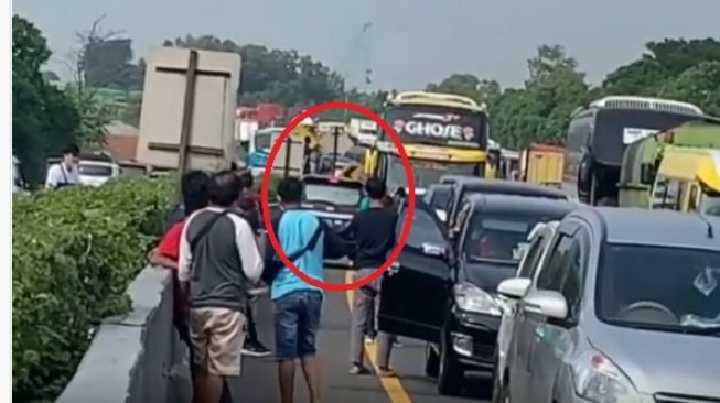 Potret Pemobil Putar Balik Gegara Tak Kuat Macet di Tol Cipularang, Publik: Mental Cupu tapi Mau Mudik