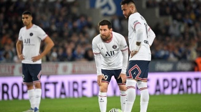 Pemain depan Paris Saint-Germain Neymar (kanan) dan Lionel Messi bersiap untuk melakukan tendangan bebas pada pertandingan sepak bola L1 Prancis antara Strasbourg RC dan Paris Saint-Germain (PSG) di stadion La Meinau di Strasbourg, Prancis, 29 April 2022.Patrick HERTZOG/AFP