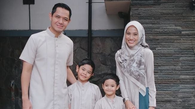  Inspirasi Seragam Lebaran Ala Artis (Instagram/@ichasoebandono)