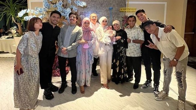   Potret Keluarga Anang Hermansyah dan Haji Faisal Buka Bersama (Instagram/@ashanty_ash)