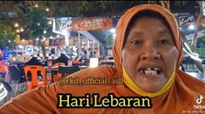 Viral Ibu-Ibu Singgung Ucapan  Selamat Hari Lebaran dari Sahabat, Endingnya Kocak!