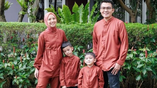 Inspirasi Seragam Lebaran Ala Artis.(Instagram/@tya_ariestya)