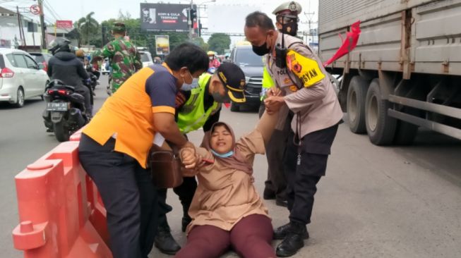 Protes Polisi, Emak-emak Ngamuk hingga Pingsan di Tengah Ramainya Arus Mudik di Jalur Pantura Cirebon