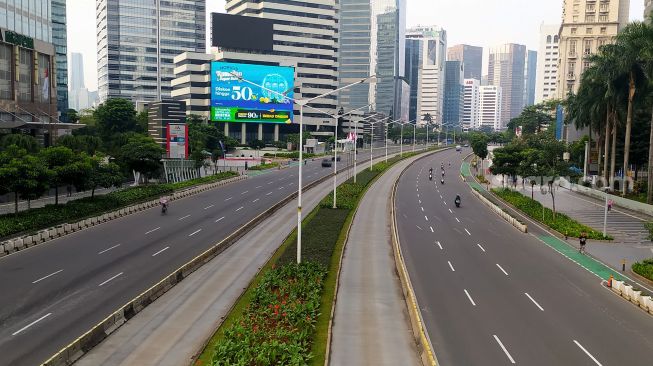 Suasana di Jalan Sudirman, Jakarta, Sabtu (30/4). [Suara.com/Oke Atmaja]

