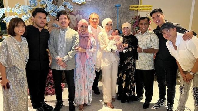   Potret Keluarga Anang Hermansyah dan Haji Faisal Buka Bersama (Instagram/@ashanty_ash)