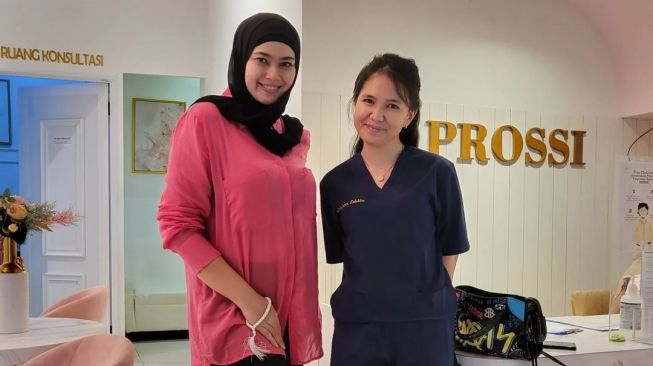 Potret Catherine Wilson Berhijab Sepulang Umrah (instagram/@cathrinewilson)