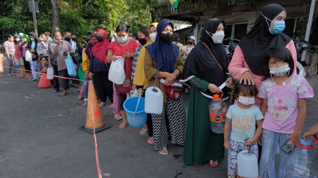 Warga antre membeli minyak goreng curah pada Gebyar 2 Ton Minyak Goreng Curah di Terminal Tegal, Denpasar, Bali, Sabtu (30/4/2022).  ANTARA FOTO/Nyoman Hendra Wibowo